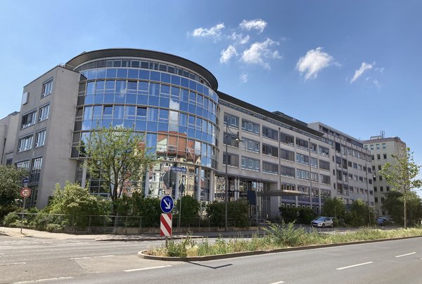 Gebäude des AOK PLUS Standort in Erfurt | kubusIT - Arbeitsgemeinschaft von Körperschaften des öffentlichen Rechts eGbR