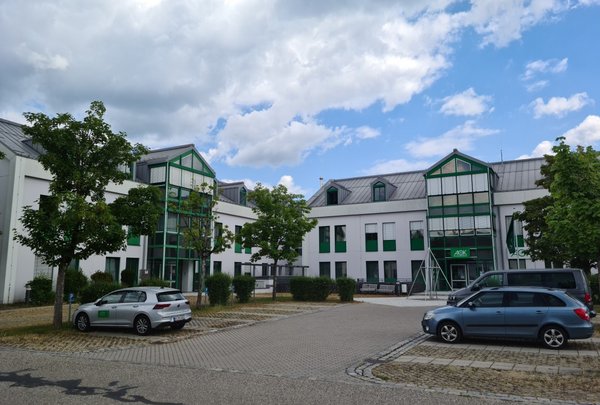 Gebäude des AOK Bayern Standorts Holzkirchen | kubusIT - Arbeitsgemeinschaft von Körperschaften des öffentlichen Rechts eGbR