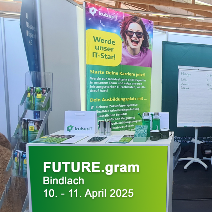 Messestand von kubus IT auf der FUTURE.gram in Bindlach am 10.–11. April 2025 mit Infomaterialien und Werbeplakat zur IT-Ausbildung. Messestand der kubus IT auf der Berufsorientierungsmesse FUTURE.gram in Bindlach. Im Vordergrund steht ein weiß-grüner Thementisch mit Infomaterialien, Stiften, Bechern und Give-aways. Dahinter befindet sich ein großes Werbeplakat mit der Aufschrift „Werde unser IT-Star!“ und Informationen zu Ausbildungsmöglichkeiten. Links steht ein Prospektständer, rechts ein Flipchart mit Namen und Punktzahlen. Im Hintergrund erkennt man auch den angrenzenden Bereich des AOK Bayern-Stands.