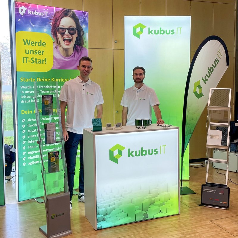 Mitarbeiter der kubus IT informieren auf Hochschul- und Karrieremessen über Karriere im IT Gesundheitswesen Mitarbeiter der kubus IT informieren auf Hochschul- und Karrieremessen über Karriere im IT Gesundheitswesen